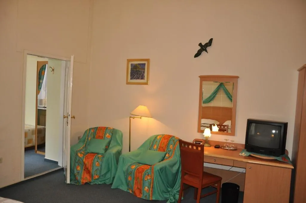 Hotel Pension Savoy Near Kurfuerstendamm Berlin