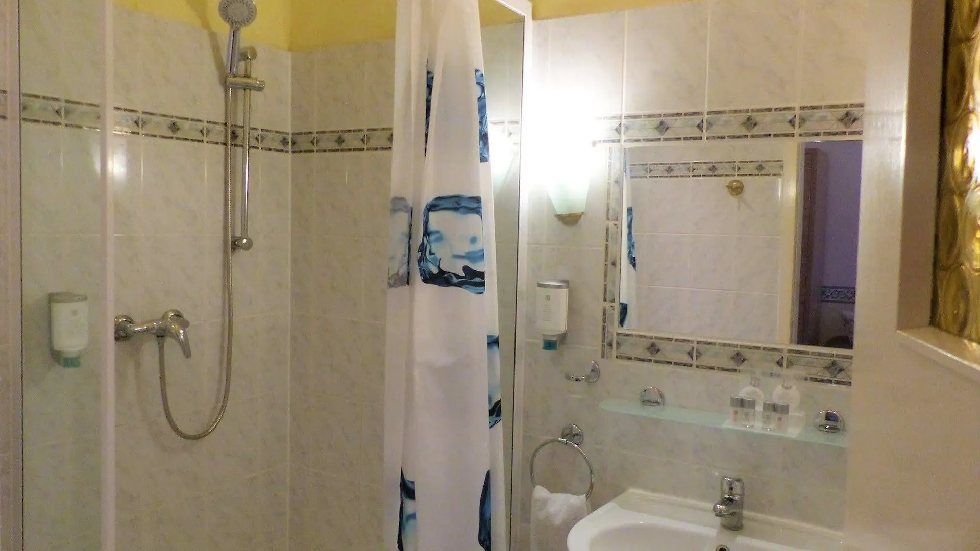 Hotel Pension Savoy Near Kurfuerstendamm Berlín