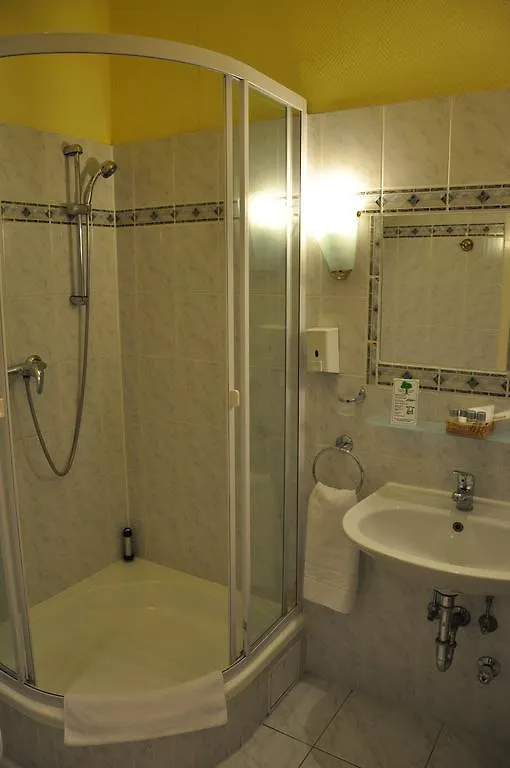 Hotel Pension Savoy Near Kurfuerstendamm Berlin